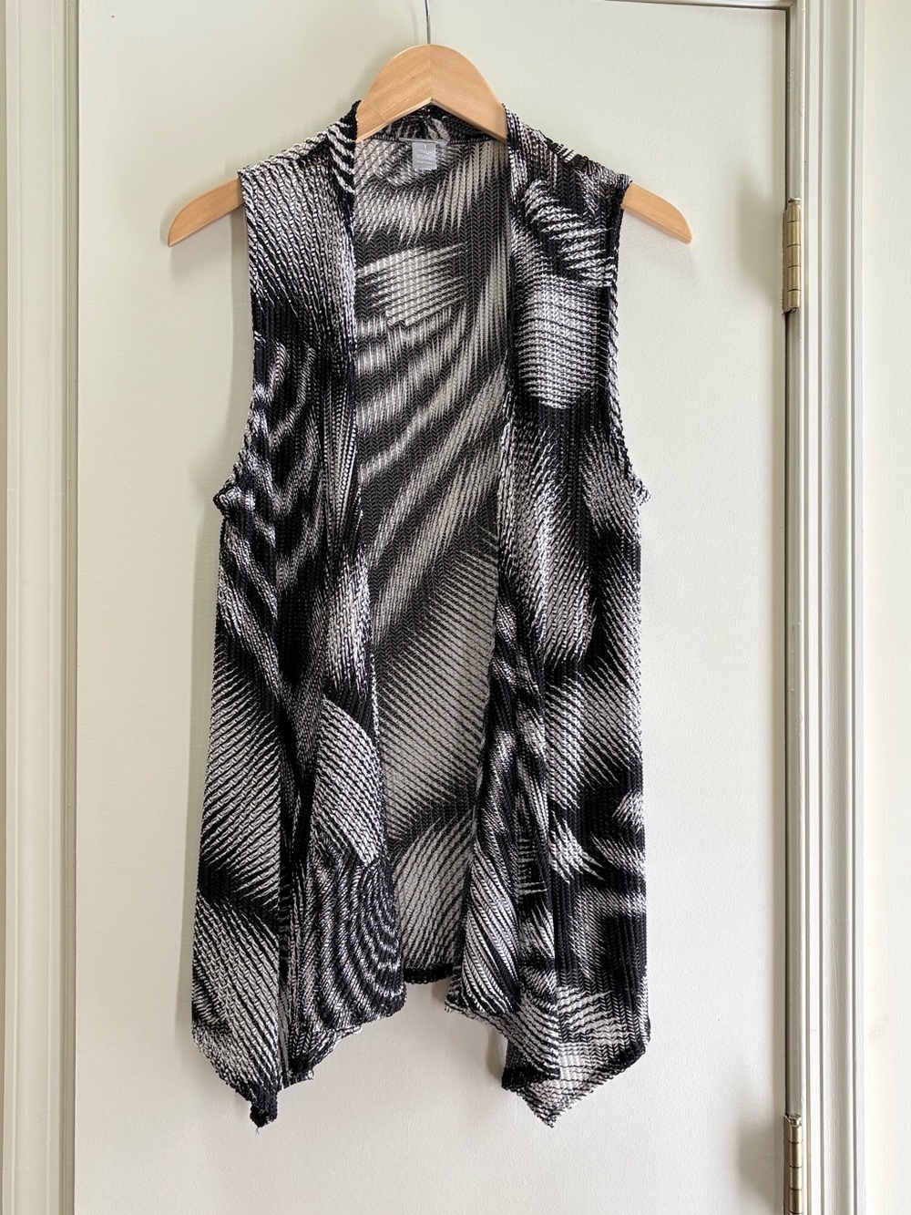 Chico’s Travelers Black & White Open Front Sleeveless Drape Vest